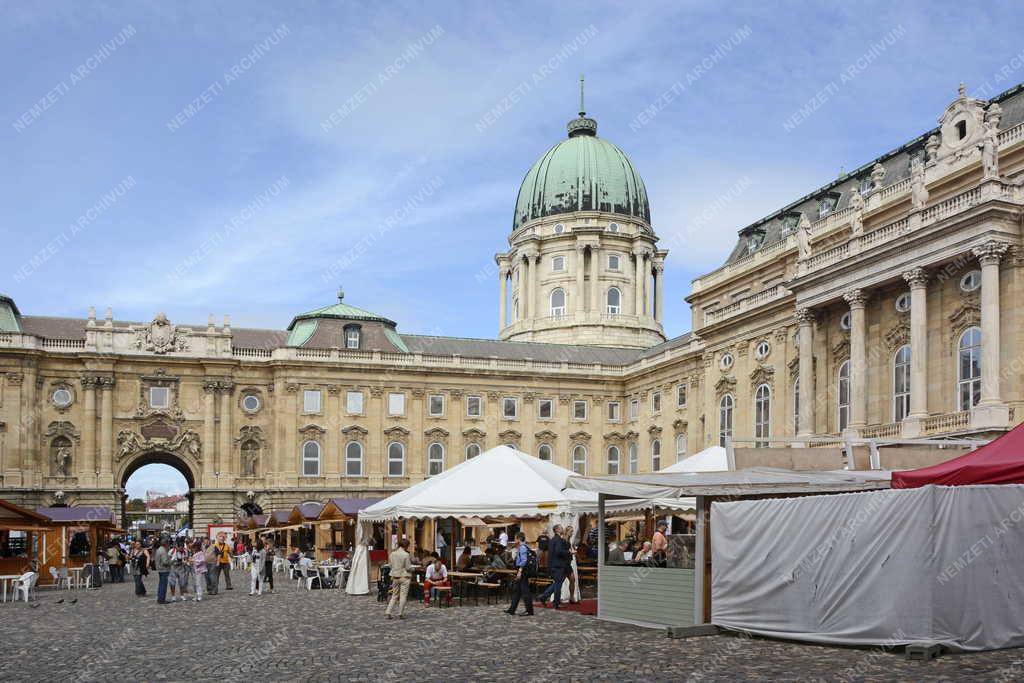 Idegenforgalom - Budapest - Turisták a Budavári Borfesztiválon