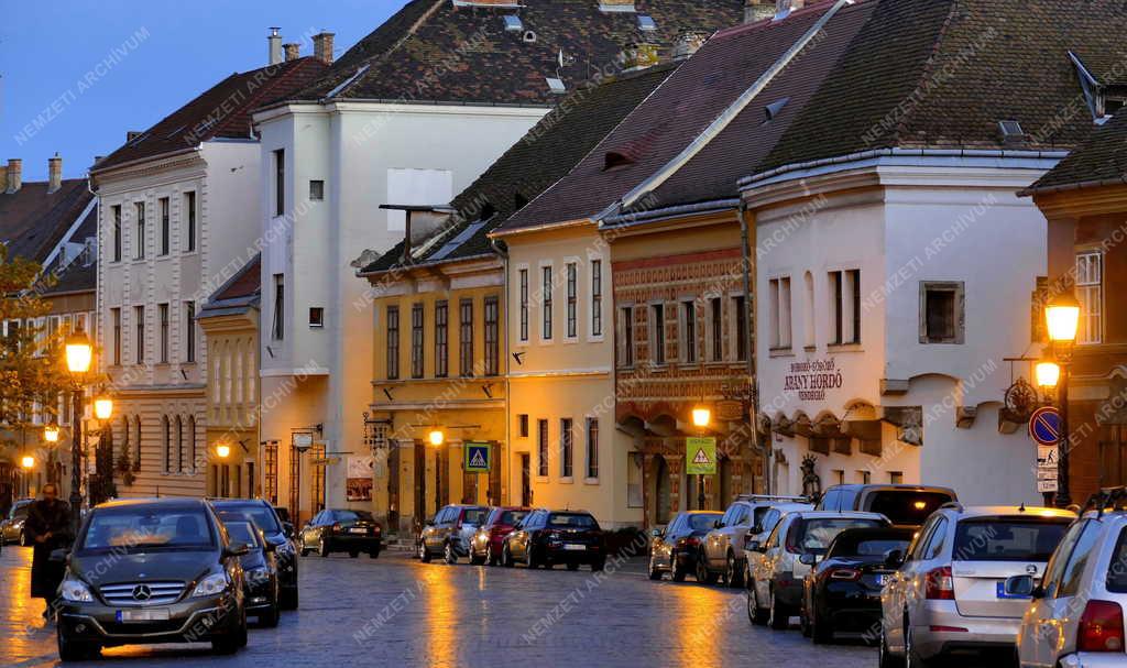 Városkép - Budapest - A budavári Tárnok utca alkonyi képe