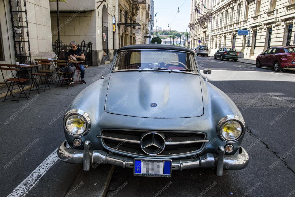 Közlekedés - Mercedes-Benz 190 SL oldtimer Budapesten