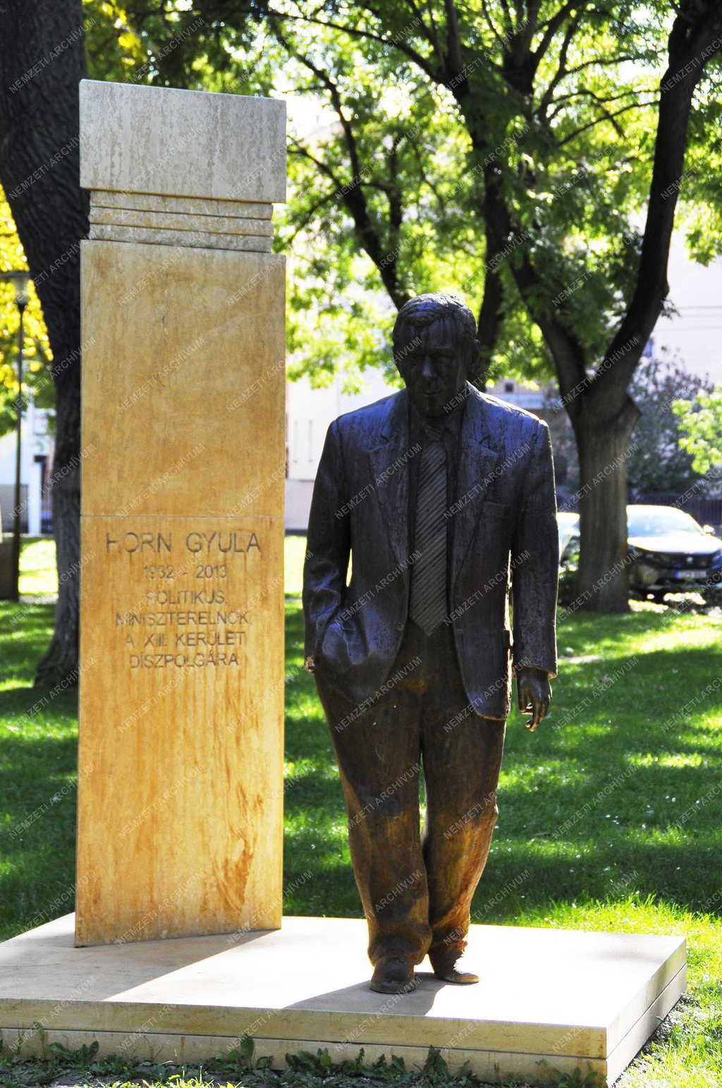 Emlékezés - Budapest - Horn Gyula szobra Angyalföldön