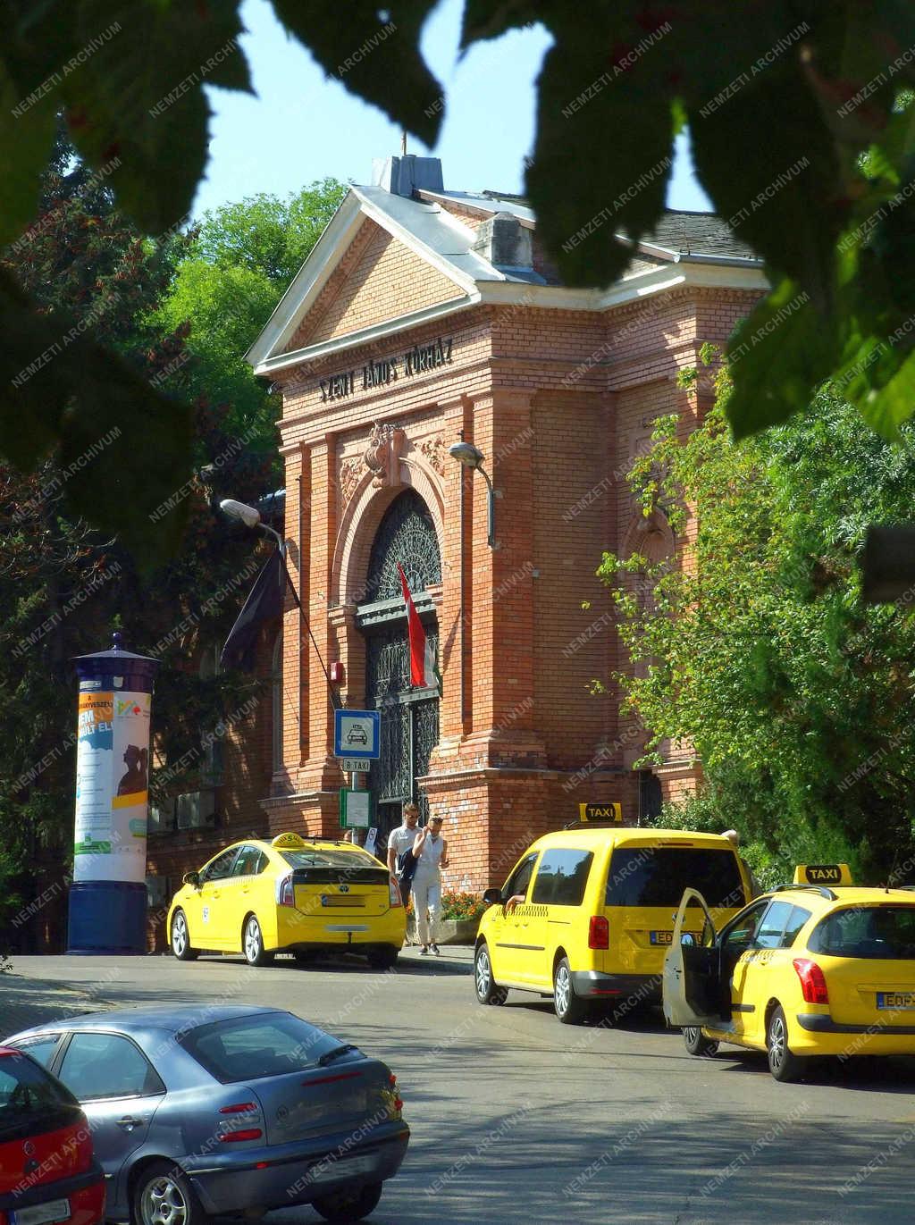 Közlekedés - Budapest - Taxik a Szent János kórháznál