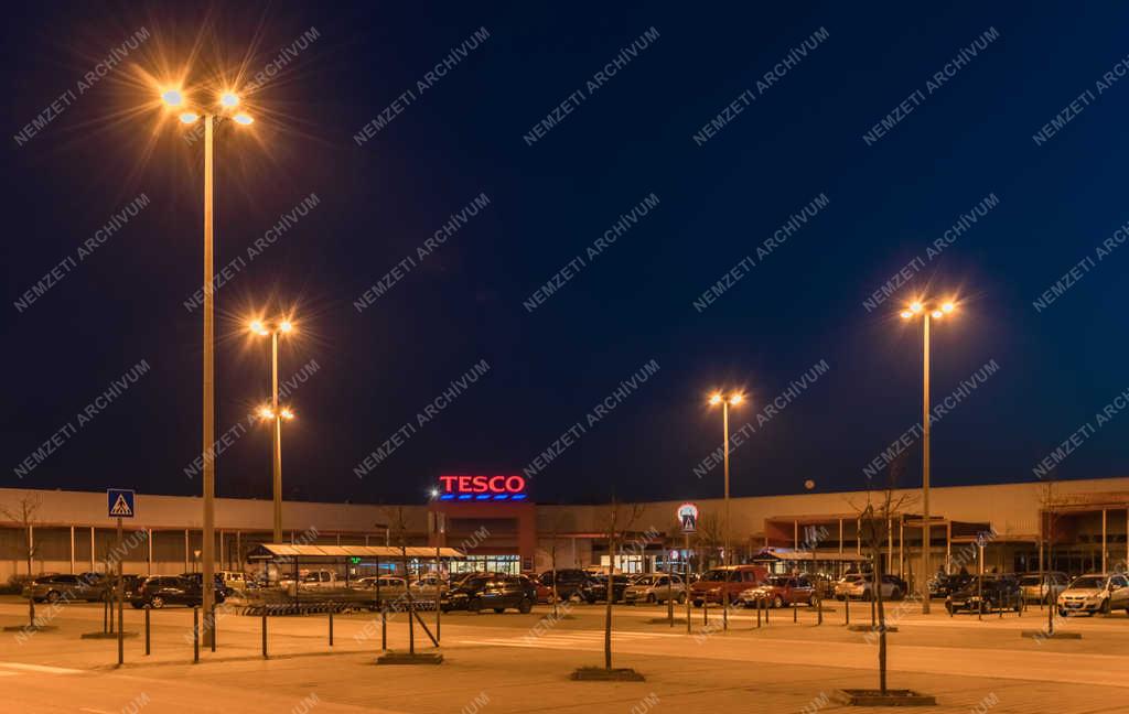 Kereskedelem - Tököl - Tesco áruház