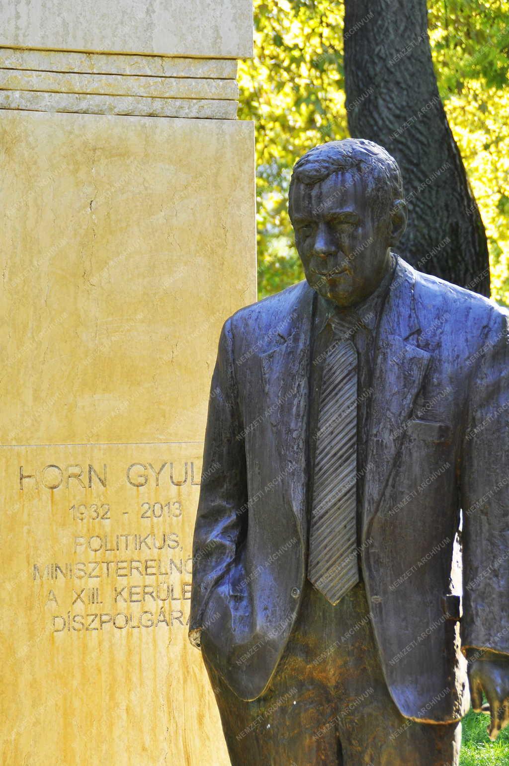 Emlékezés - Budapest - Horn Gyula szobra Angyalföldön