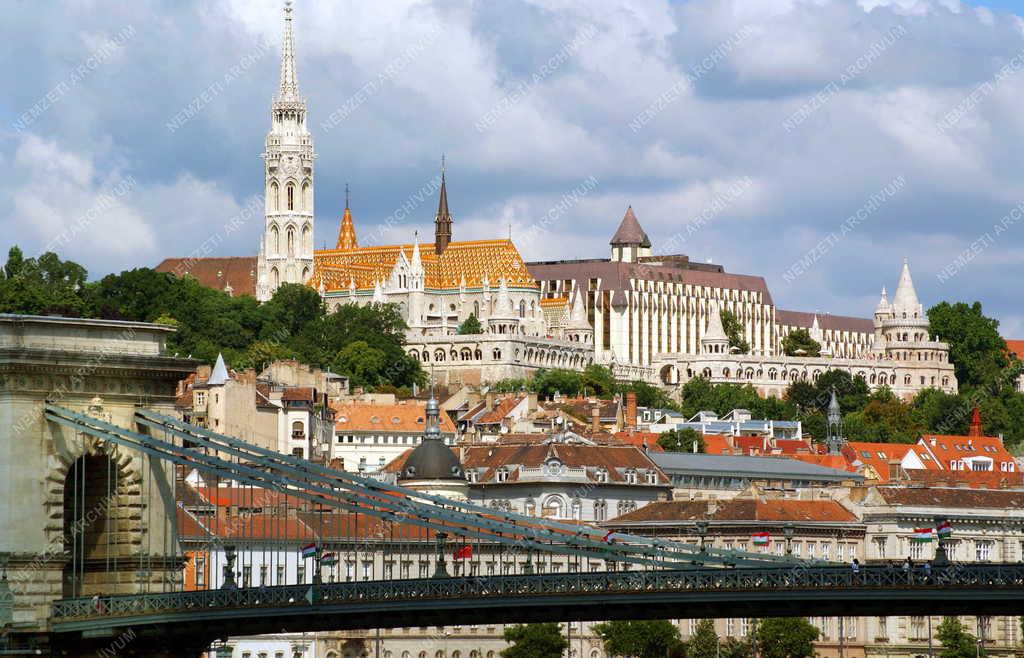 Budapest -  A budai Vár részlete a Lánchíddal