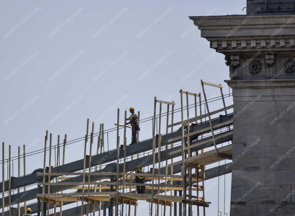 Településfejlesztés - Budapest - Felújítás alatt a Lánchíd