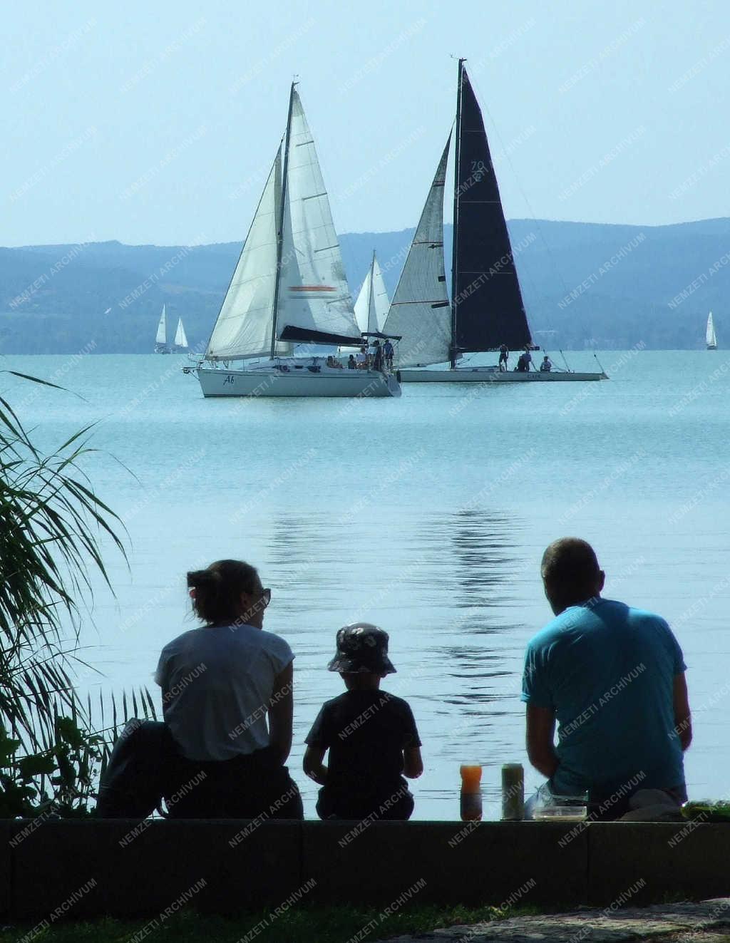 Életkép - Balatonfüred - Család a Balatonnál