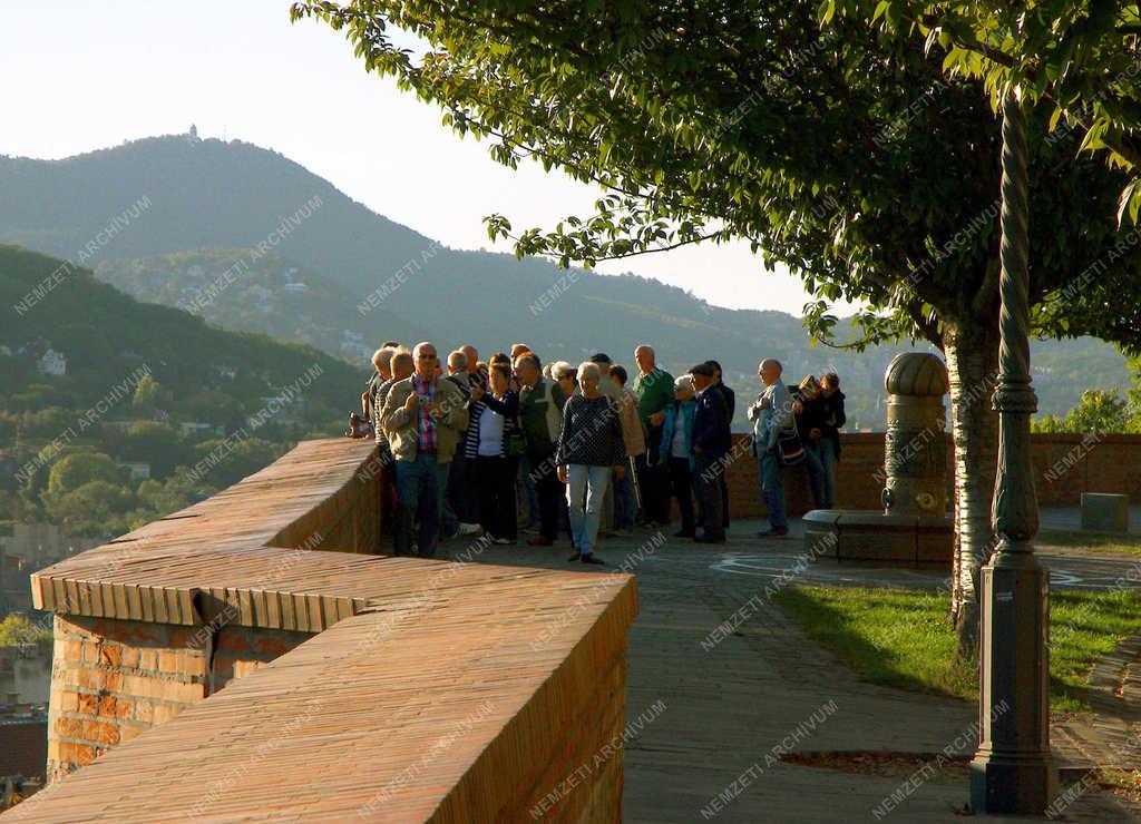 Idegenforgalom - Budapest - Külföldi turisták a Budai Várban