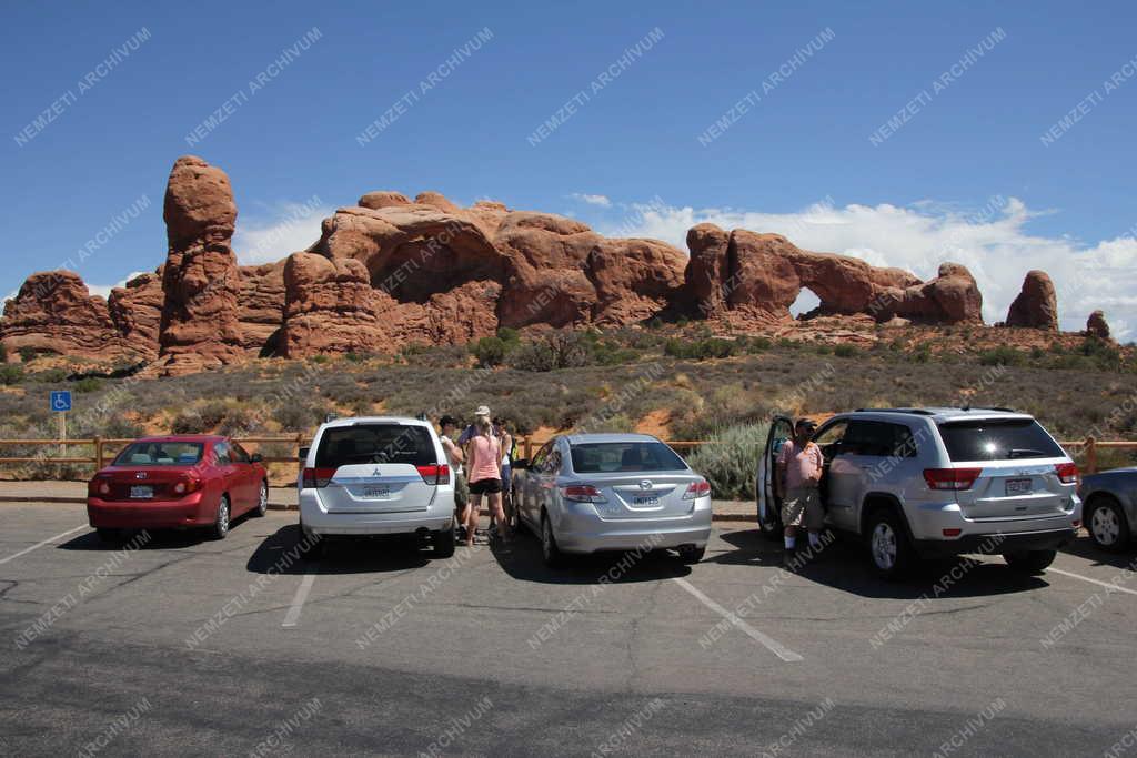 Természet - Turisták a Bryce Canyon sziklaképződményei előtt