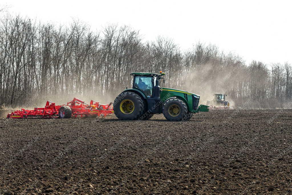 Mezőgazdaság - Tavaszi talajmunkák a debreceni Agrárgazdaság Kft.-nél 