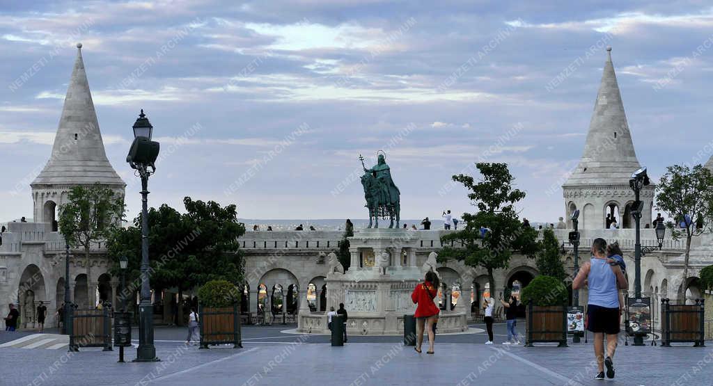 Városkép - Budapest - Turisták a Halászbástyánál