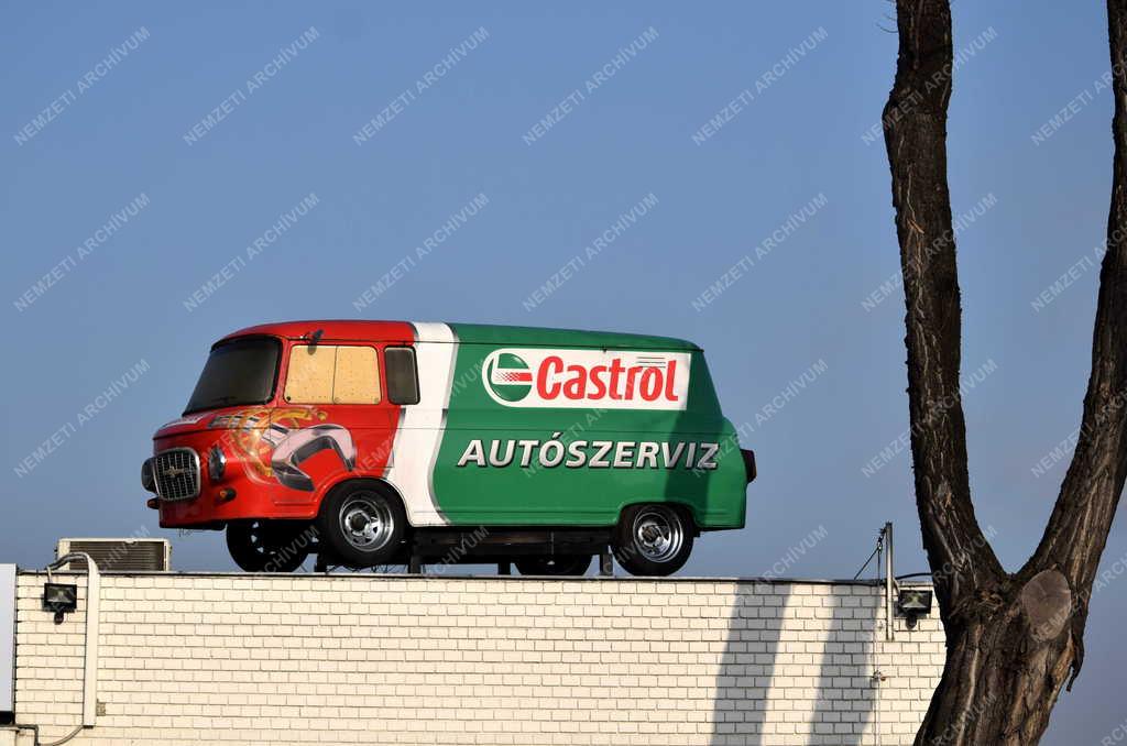 Reklám - Castrol motorolajokat reklámoznak egy régi Barkas teherautóval