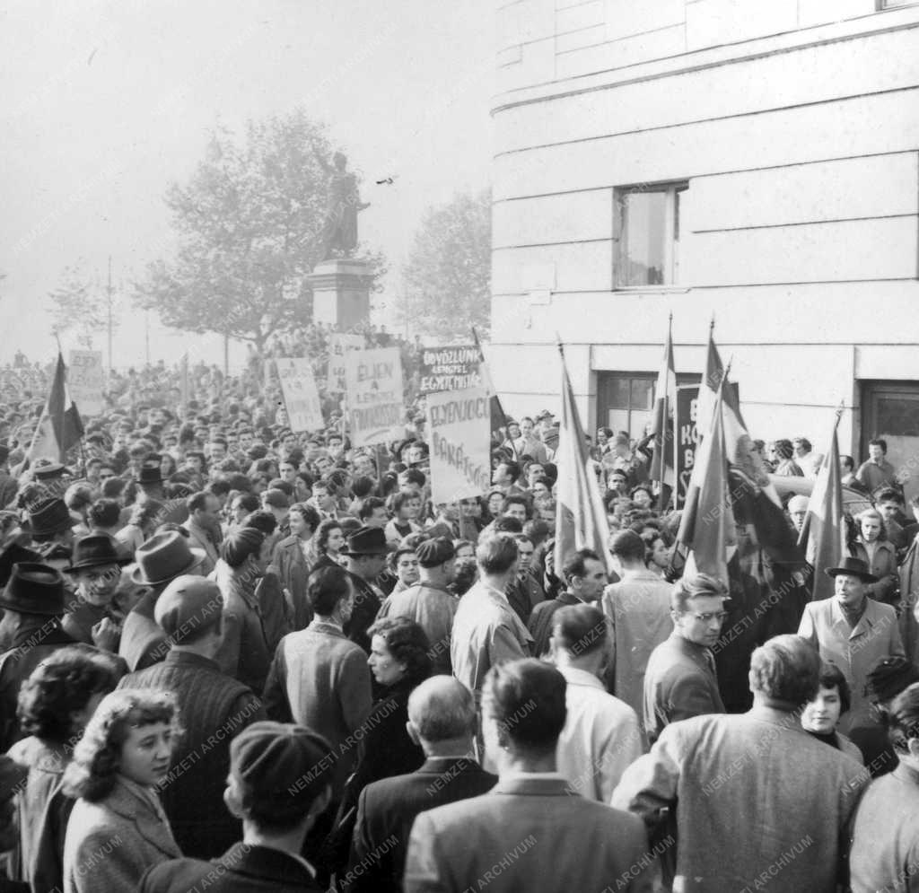 Ötvenhat emléke - Tüntetés a Petőfi-szobornál