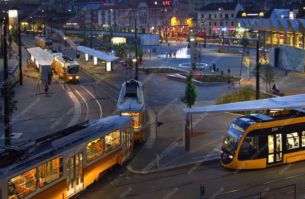 Közlekedés - Budapest - Fonódó villamosok a Széll Kálmán téren