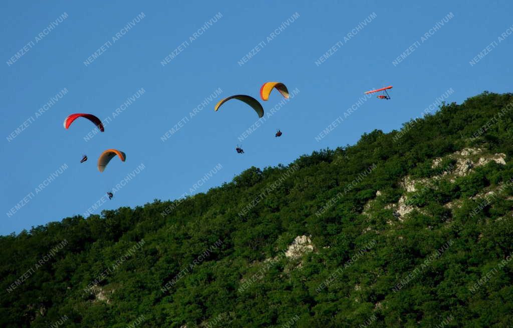 Sport - Repülés - Siklóernyőzők a Hármashatár hegyen