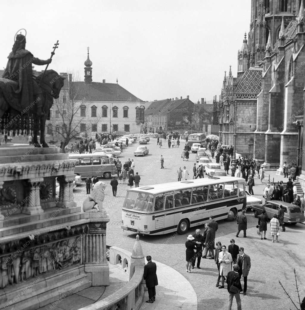 Városkép - Húsvét - Turisták a budai Várban