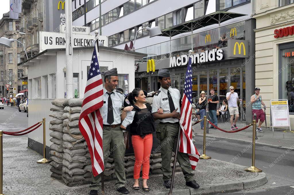 Idegenforgalom - Berlin - Turista a Checkpoint Charlie-nál