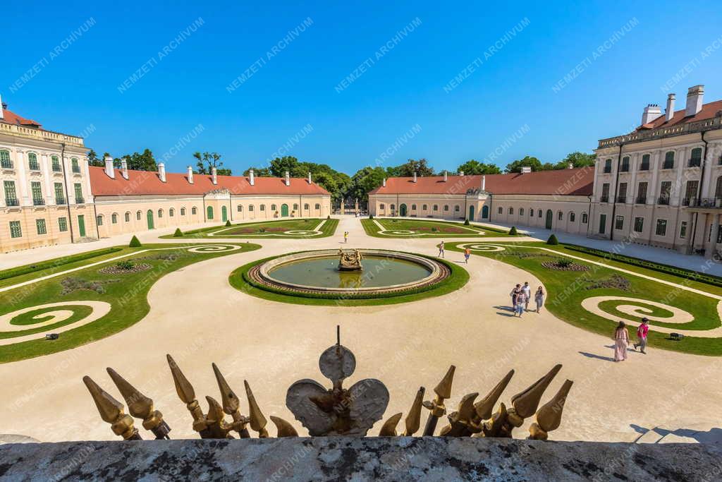 Épület - Az Esterházy-kastély 