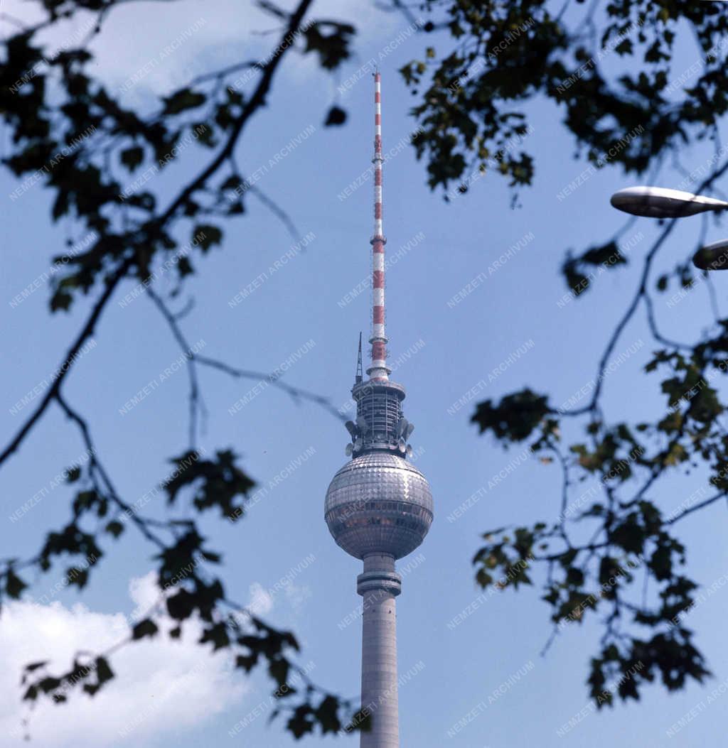 Városkép - Kelet-Berlin szimbólumépülete - A TV-torony