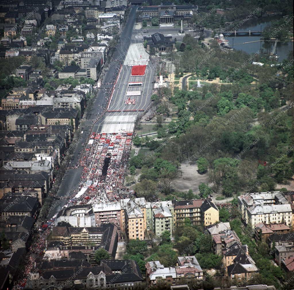 Városkép - Ünnep - Légifelvétel a május elsejei budapesti felvonulásról