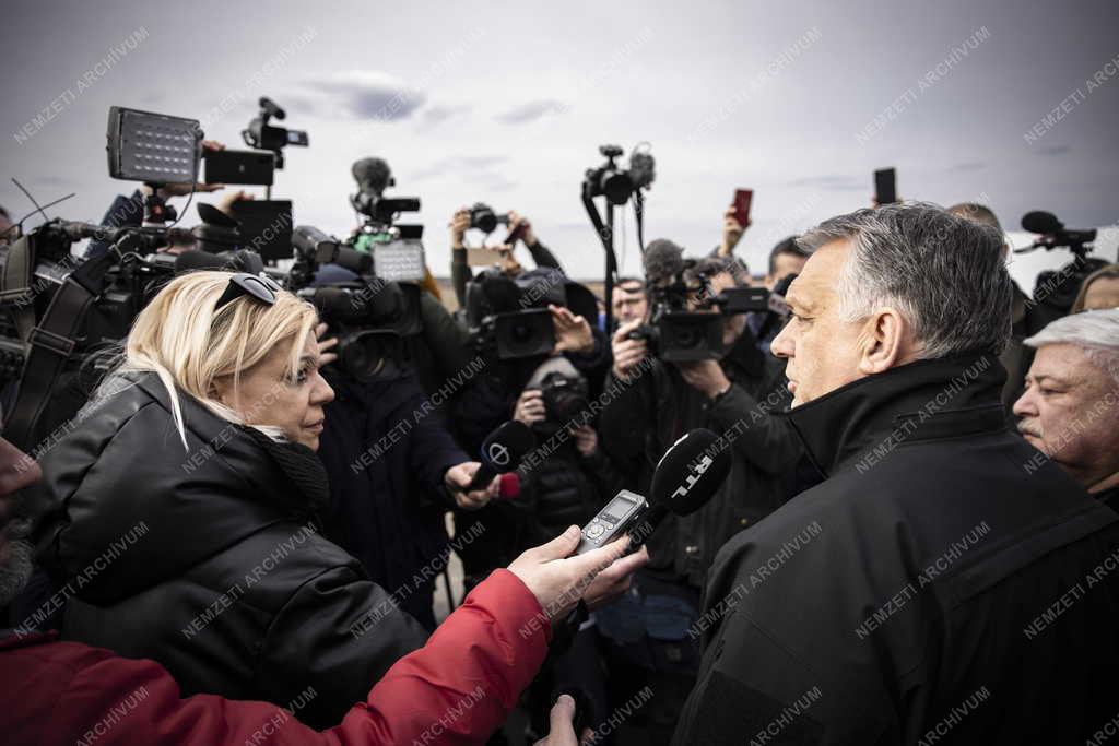 Orosz hadművelet - Orbán Viktor a beregsurányi határállomáson