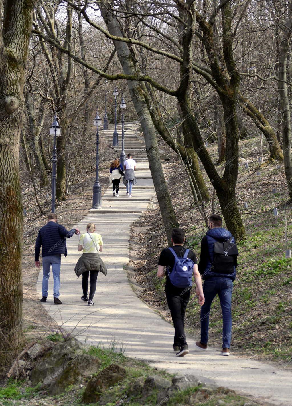 Szabadidő – Budapest – Kirándulók a Gellért-hegyen