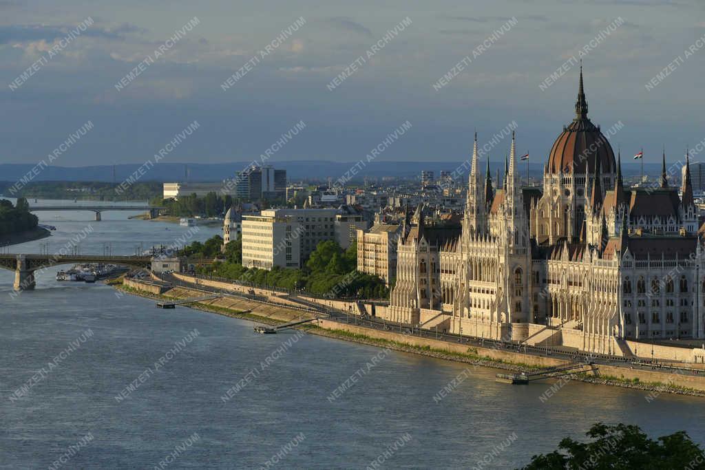 Városkép - Budapest - Dunai panoráma a Parlamenttel