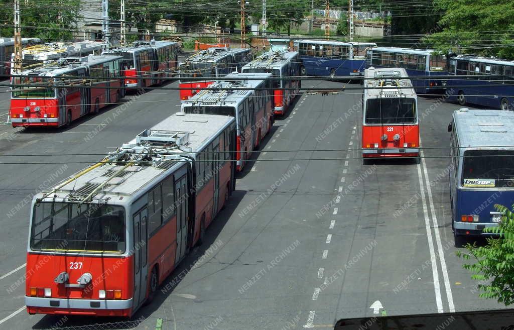 Közlekedés - Budapest - Trolibuszok és autóbuszok tárolótere