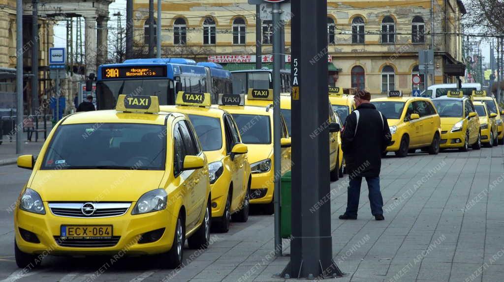 Közlekedés - Budapest - Taxik a Keleti pályaudvarnál