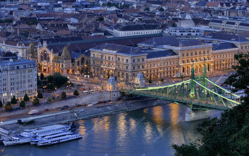 Városkép - Budapest - A Fővám tér kivilágított épületei