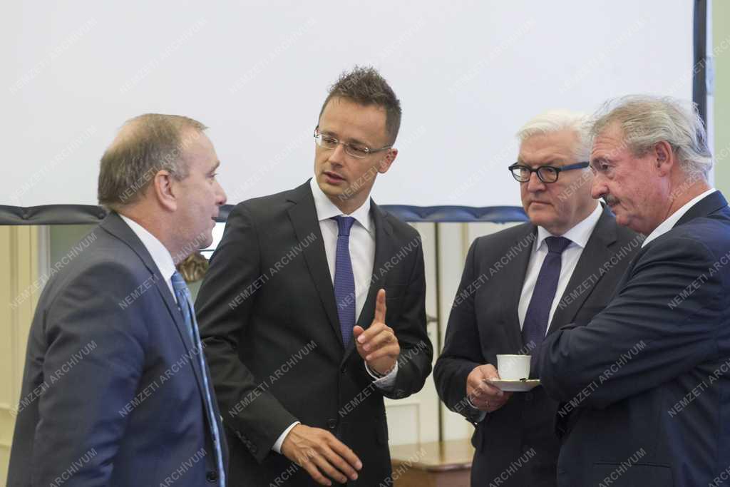 Illegális bevándorlás - Szijjártó Péter Prágában 