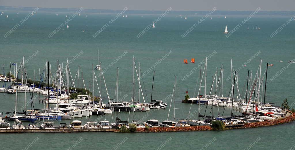 Tájkép - Hajókikötő Balatonfüreden