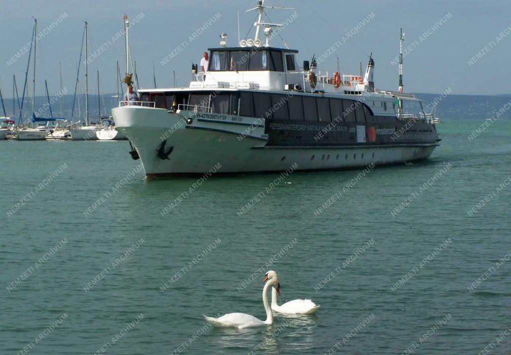 Közlekedés - Siófok - Hajó fut be a kikötőbe