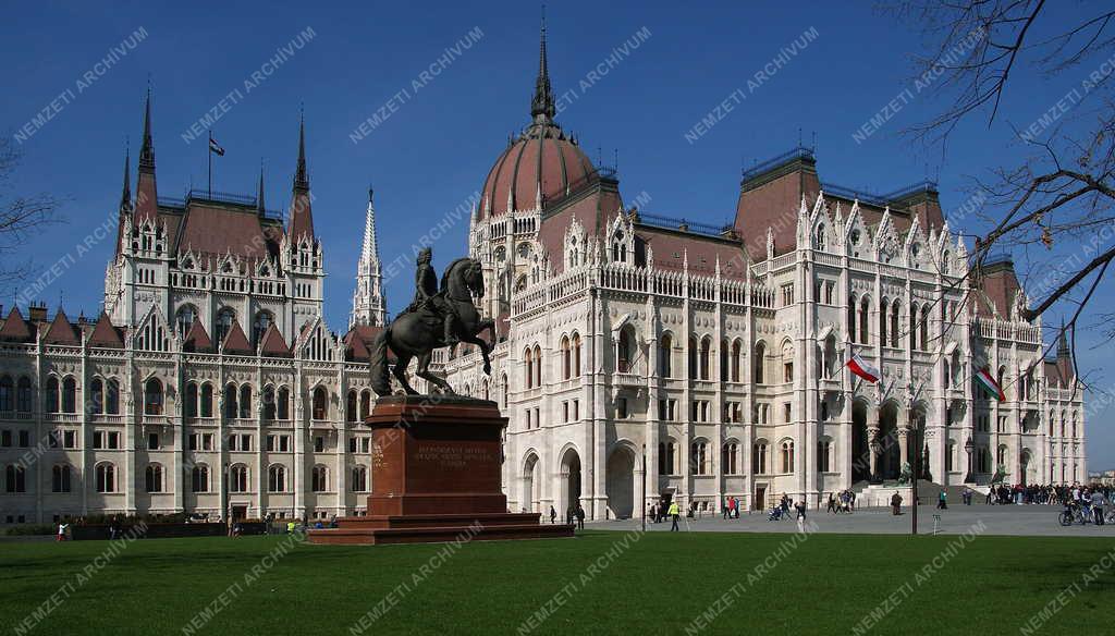 Épület - Budapest - A felújított Parlament a Rákóczi-szoborral