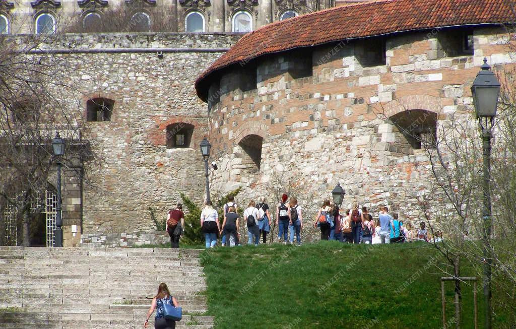 Turizmus - Budapest - Külföldi fiatalok a budai Várnál