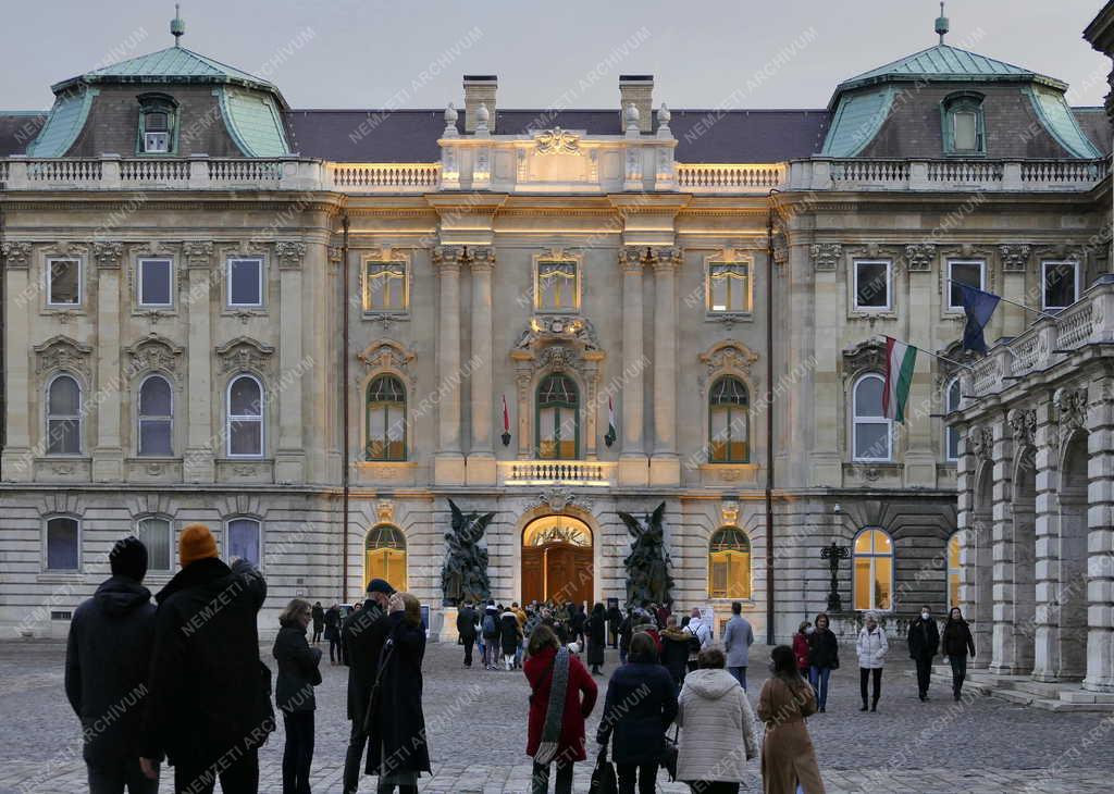 Városkép - Budapest - Turisták a Budai Várban