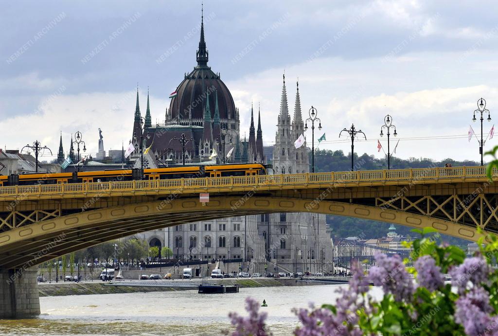 Városkép - Budapest - A Parlament épülete a Margit híddal