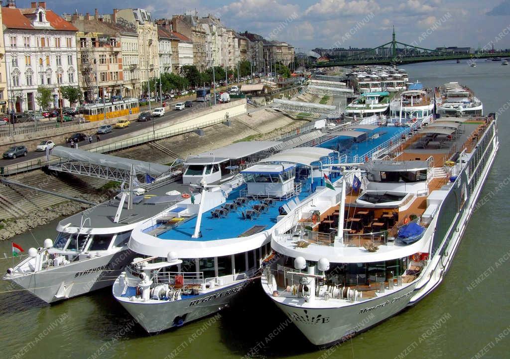 Idegenforgalom - Budapest - Külföldi üdülőhajók a fővárosban