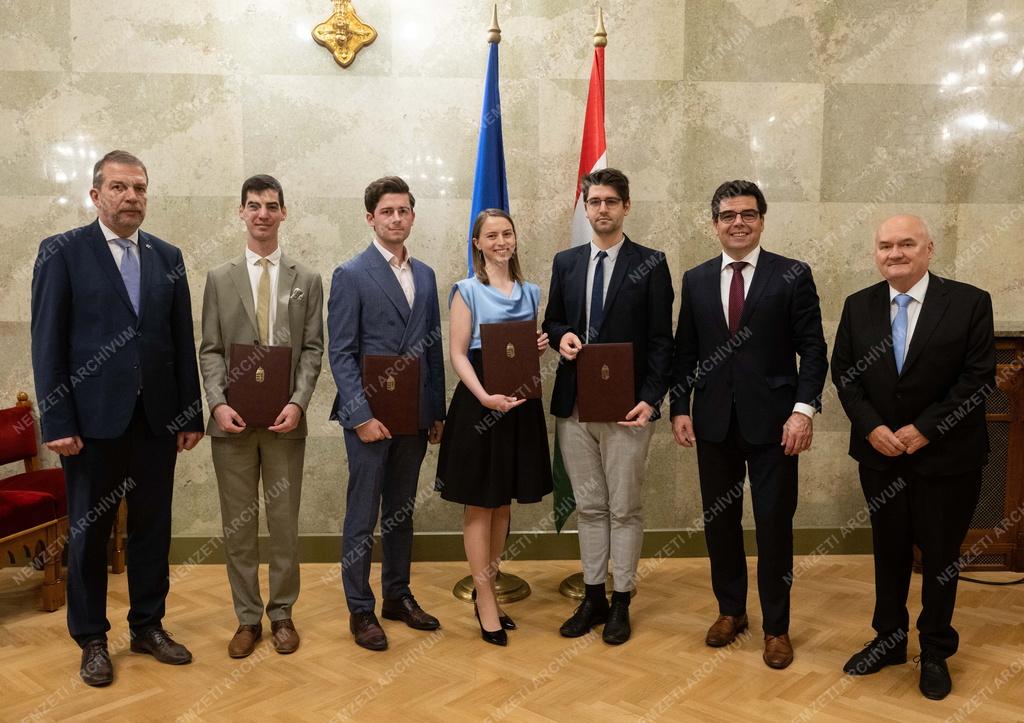 A Magyarország és a közép-európai térség az Európai Unióban, az Európai Unió a világban című pályázat díjkiosztója