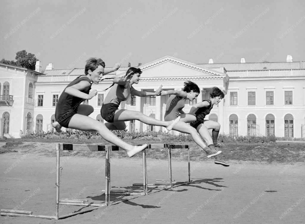 Sport - Sportoló fiatalok a fóti gyermekvárosban