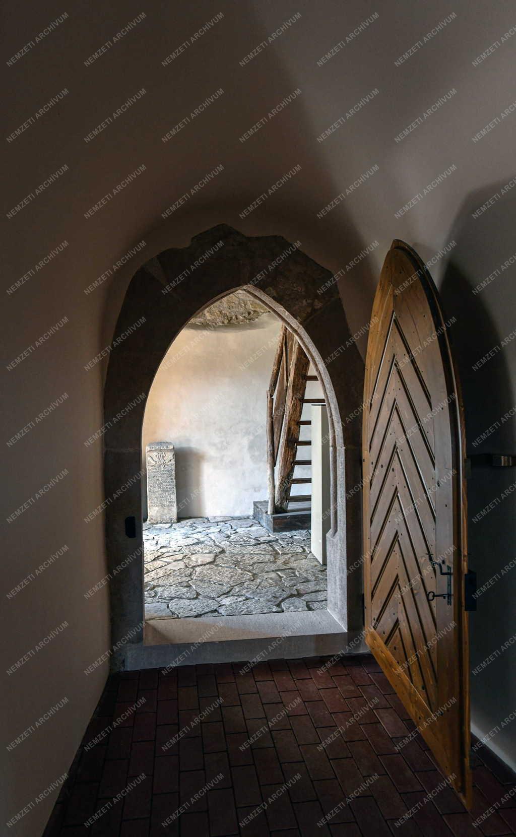 Egyház - Románia - Felújították a bánffyhunyadi református templomot