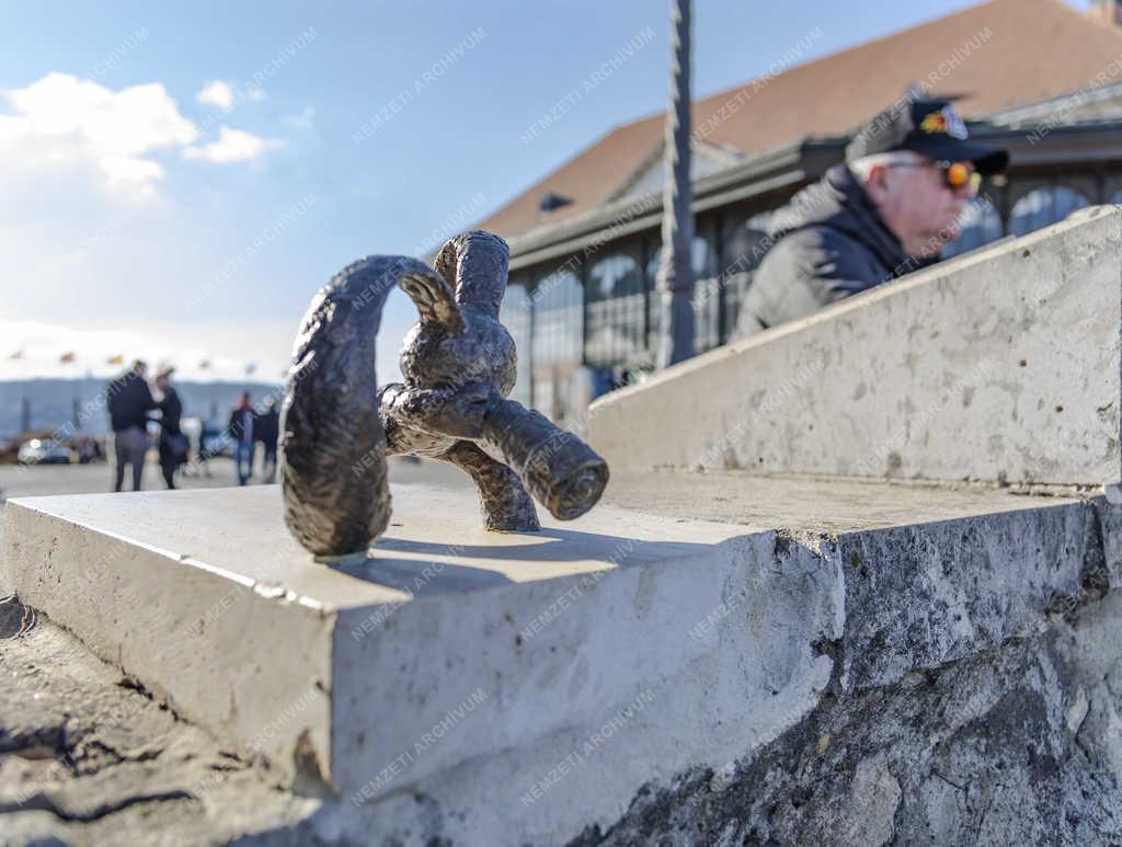 Köztéri szobor - Budapest - Mihajlo Kolodko: Kockásfülű nyúl