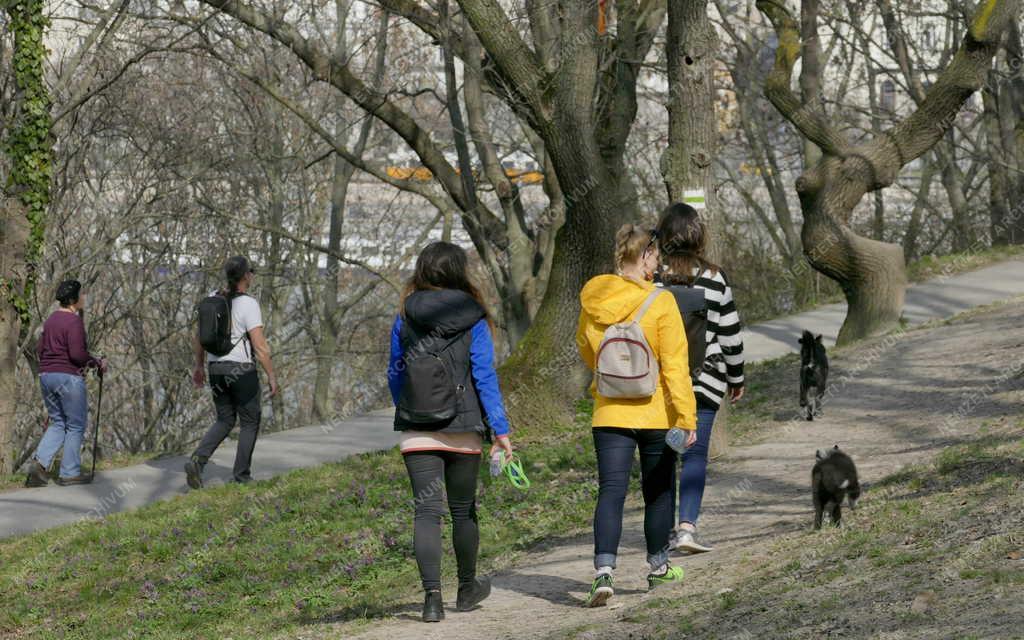 Szabadidő – Budapest – Kirándulók a Gellért-hegyen