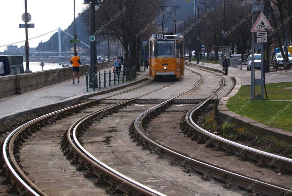 Közlekedés - Budapest - A Clark Ádám téri villamosmegálló