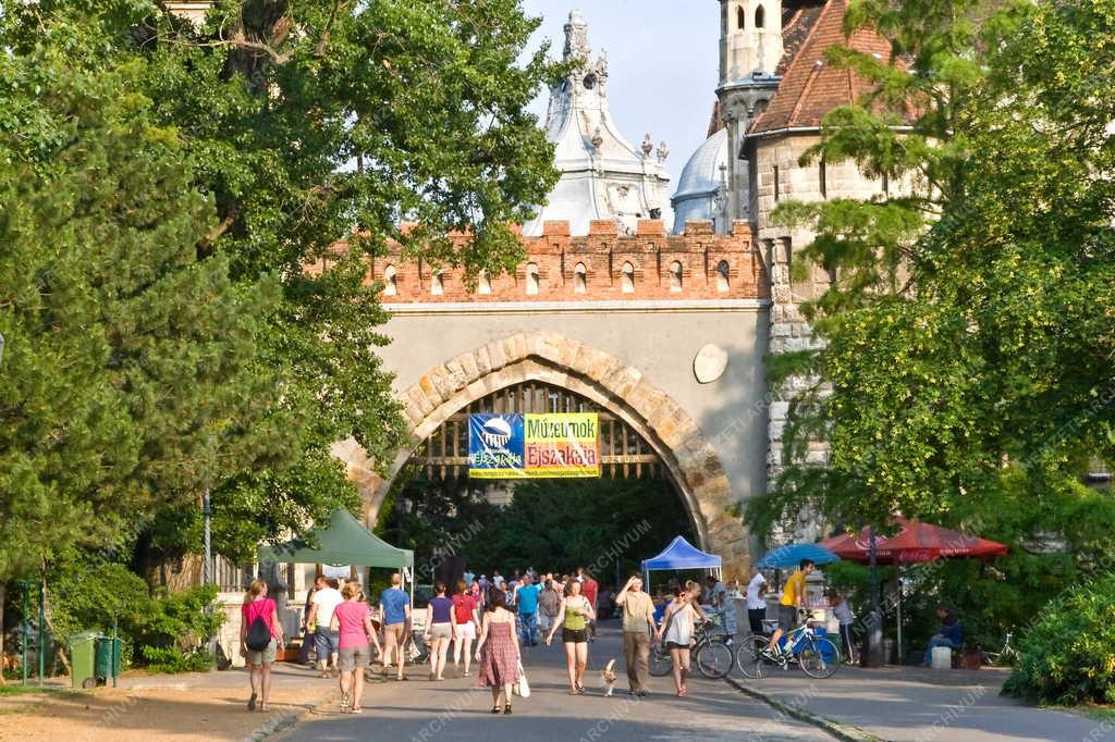 Idegenforgalom - Budapest - Turisták a Vajdahunyad vára előtt