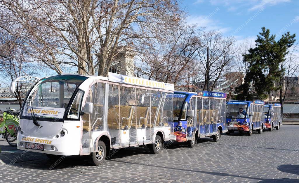 Idegenforgalom - Budapest - Turistákat szállító mikrobuszok