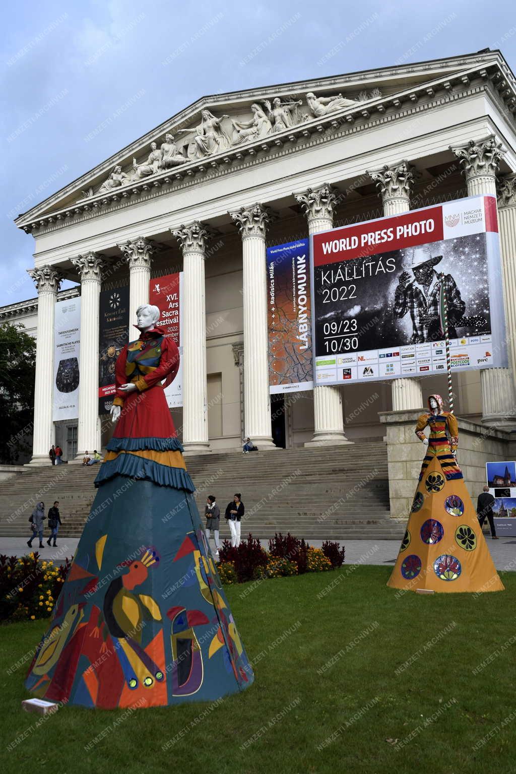 Kultúra - Divat - Budapest - A Hagyományunk ruhaszobrai kiállítás