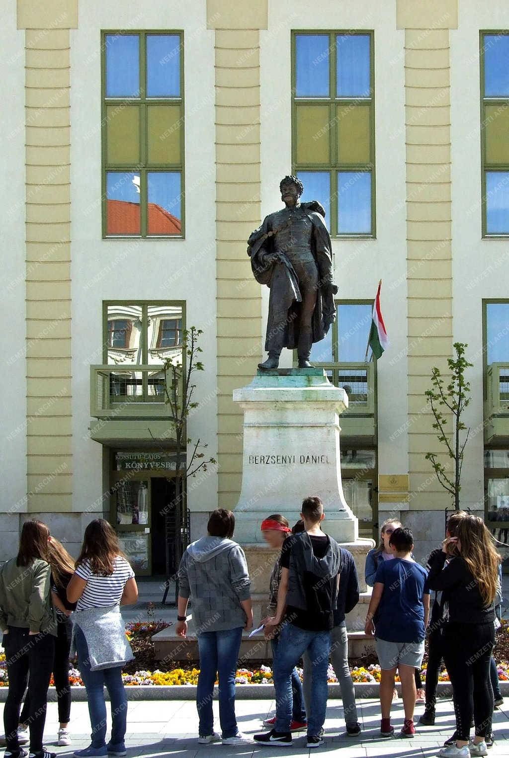 Városkép - Szombathely - Irodalomóra a Berzsenyi-szobornál