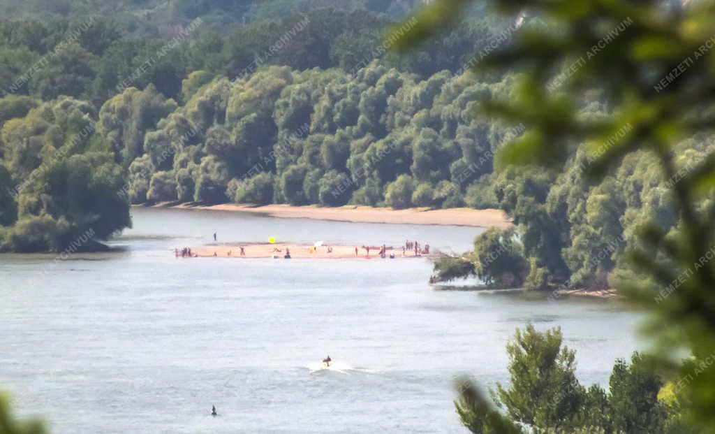 Szabadidő - Nagymaros - Strandolók a homokzátonyon