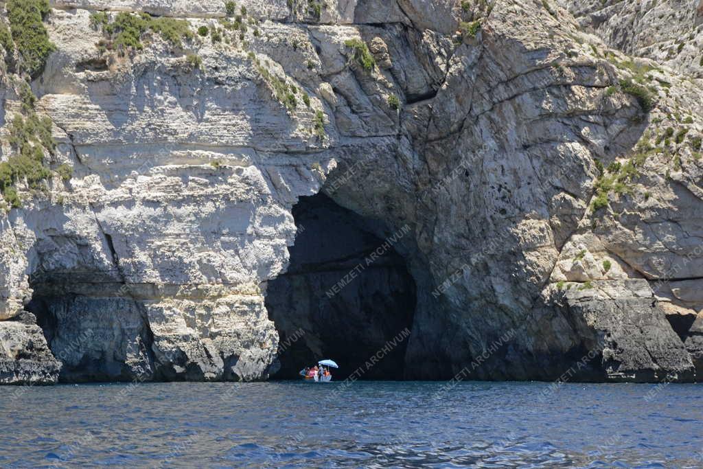 Idegenforgalom - Wied iz-Zurrieq - Turisták a Kék Barlang előtt