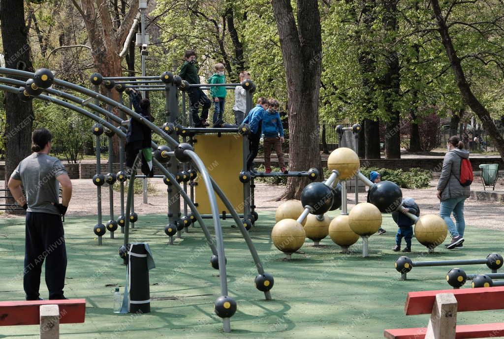 Szabadidő - Játszótér a fővárosi Városmajorban